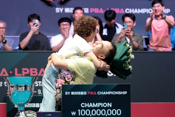 '비팀리거' 이승진. 프로 데뷔 7시즌 만에 55세의 나이로 생애 첫 우승을 차지한 후 아내 안애란(53)씨를 안아 번쩍 들어올리고 있다/@pba