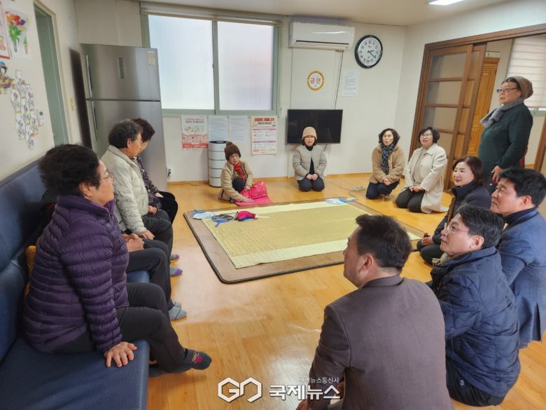 (제공=겅주시) 경로당 방문에 나선 윤회순 현곡면장