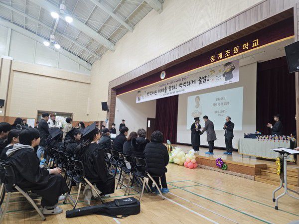(사진=장수교육지원청)추영곤 교육장 장학금 전달 모습