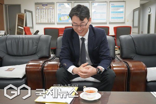 정진우 제주세관장이 지난 6일 오후 문서현 기자와의 인터뷰에서 제주세관의 역할과 방향에 대해 설명하고 있다.[사진=문서현 기자]