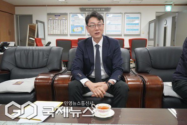 정진우 제주세관장이 지난 6일 오후 문서현 기자와의 인터뷰에서 제주세관의 역할과 방향에 대해 설명하고 있다.[사진=문서현 기자]