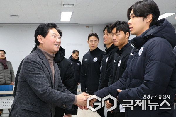 이상일 용인특례시장이 6일 오후 미르스타디움에서 용인FC 선수단을 격려하고 있다.(사진=용인시)