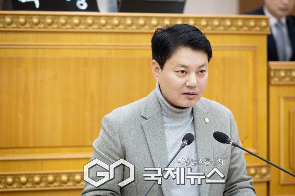 한상민 의원이 제384회 임시회 제1차 본회의에서 ‘무인교통단속장비 과태료 수입의 지방세입 전환 촉구 건의안’제안설명을 하고 있다.(사진제공.양주시의회)