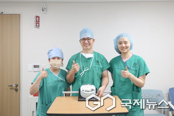 연세대학교 용인세브란스병원 성형외과 의료진이 최근 수술실 회의실에서 로봇을 활용한 심하복벽 동맥 천공지 피판술(DIEP)의 성공적인 첫 시행을 기념하고 있다.(사진=연세데용인세브란스병원)