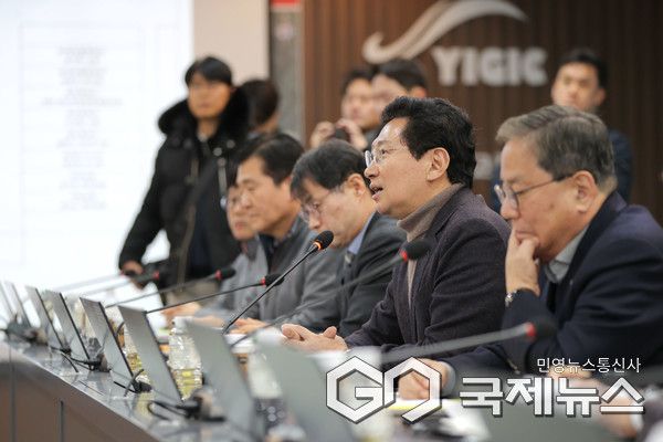 이상일 용인특례시장이 9일 처인구 원삼면에 있는 용인반도체클러스터 일반산업단지 현장에서 용인 반도체 프로젝트와 관련해 입장을 설명하고 있다.(사진=용인시)