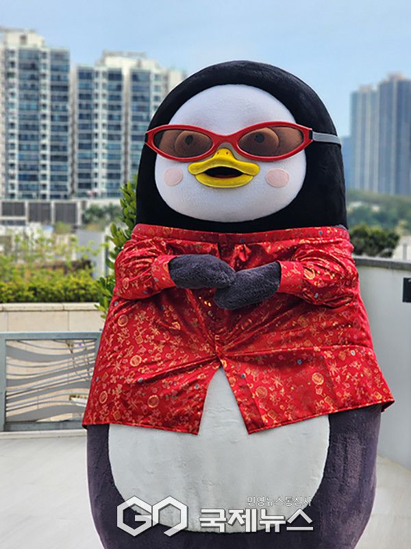 펭수가 홍콩의 낮과 밤을 오가며 도시의 다채로운 분위기를 즐기고 있다. [사진제공=홍콩관광청]