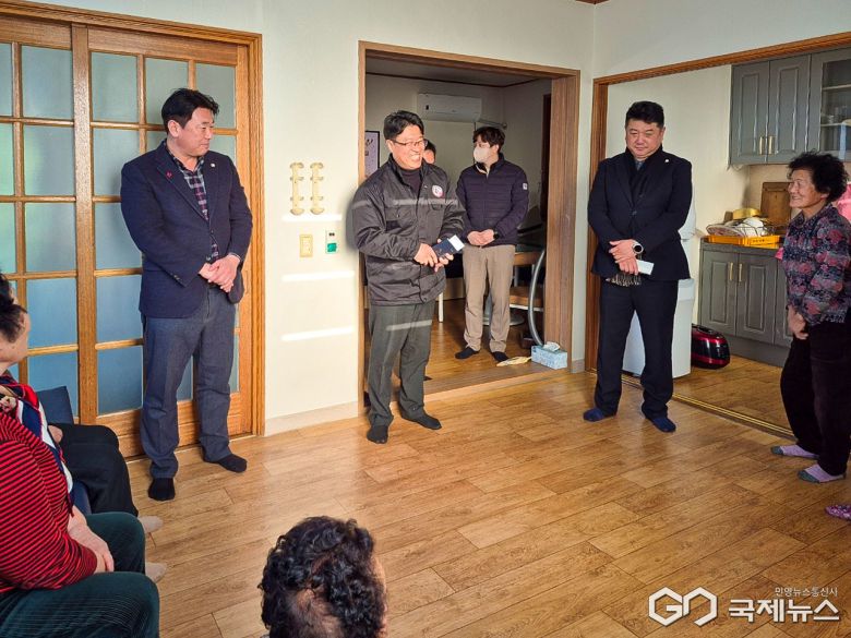 (제공=경주시) 지역 시의원들과 경로당 신년인사에 나선 윤도현 천북면장