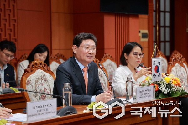 이상일 용인특례시장과 시 대표단은 지난해 2월 26일(현지시각) 오전 베트남 꽝남성청에 레반중 꽝남성 인민위원회 위원장(꽝남성장) 등 꽝남성 고위 관계자들과 간담회를 갖고 양 도시의 교류협력 방안을 논의했다(사진=용인시)