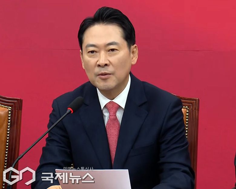 ▲장동혁 국민의힘 대표는 12일 오전 국회에서 최고위원회의를 주재하며 이 정권의 굴욕적 대응이 북한의 오만과 위협을 불러왔다며 정부의 강력한 대응을 촉구하고 있다./사진=이용우 기자