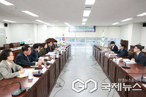 경기도시·군의회의장남부권협의회 의장들과 김경수 지방시대위원회 위원장과 남호성 지방분권국장 등이 의견을 나누고 있다.(사진=용인시의회)
