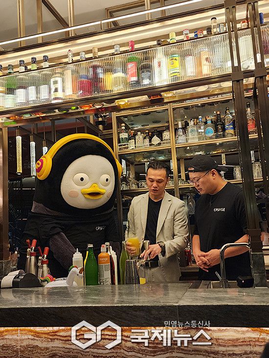 펭수가 ‘크루즈 레스토랑 & 바(Cruise Restaurant & Bar)’에서 바텐더 체험을 하고 있다 [사진제공=홍콩관광청]