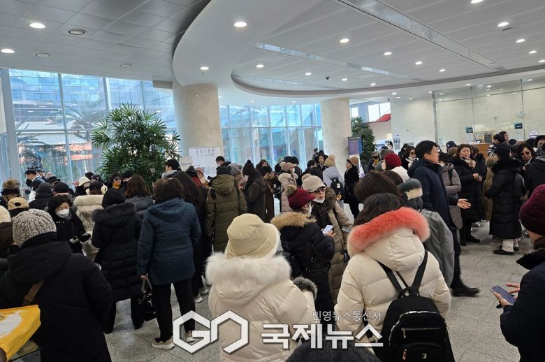 ▲국민의힘 초·재선 국회의원들로 구성된 '대안과 미래'가 14일 오전 국회 소통관에서 한동훈 전 대표에 대한 윤리위 제명 징계 결정에 대해 재고할 것을 지도부에 강혁히 촉구하는 기자회견이 진행되는 가운데 국민의힘 지지자와 한동훈 전 대표 지지자들이 제명 결정에 대해 철회를 요구한 후 한동훈 전 대표 기자회견을 기다리고 있다./사진=이용우 기자