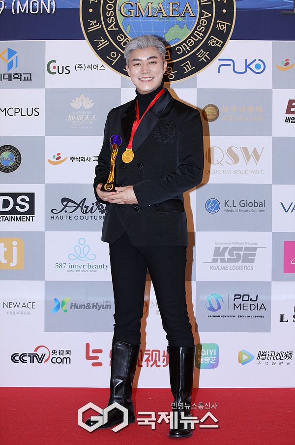 ▲ 글로벌최강예술감독대상 수상자 국제대 평생교육원 시니어 모델 연기과정 박종선 총괄교수 / ⓒ이대웅 기자