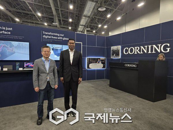 범수 아산시 부시장과 반 홀(Vaughn M. Hall Jr.) 코닝 한국지사 사장(사진/아산시 제공)