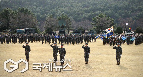 15일, 제2작전사령관 김호복 대장 주관으로 사단 연병장에서 제25대 제53보병사단장 취임식 행사를 진행하고 있다