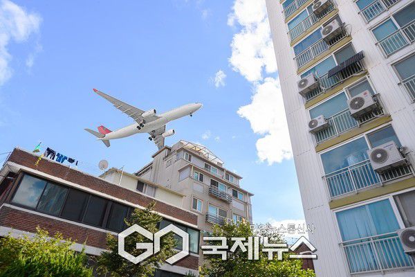 양천구, 공항소음피해지역 주택 위로 지나가는 항공기 모습 [사진제공=양천구청]