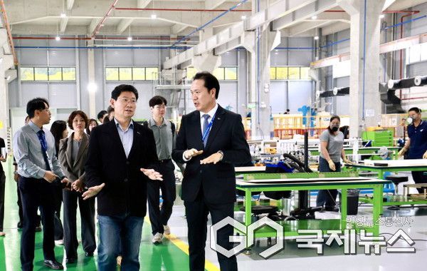 이상일 용인특례시장(가운데)은 15일(현지시각) 다낭 하이테크파크에 입주한 한국 기업인 KP Aerospace Vietnam을 방문해 항공우주 부품 생산시설을 둘러보며 관계자들을 격려했다(사진=용인시)