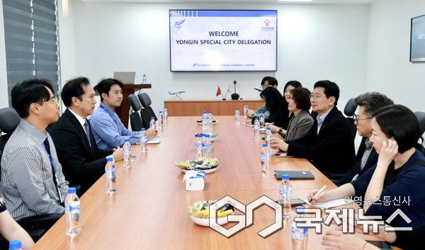 이상일 용인특례시장(가운데)은 15일(현지시각) 다낭 하이테크파크에 입주한 한국 기업인 KP Aerospace Vietnam을 방문해 이재춘 대표를 만나 기업 운영 현황을 청취했다(사진=용인시)