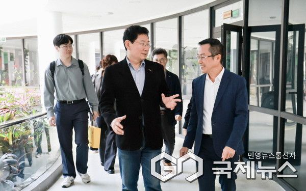 이상일 용인특례시장(가운데)은 15일(현지시각) 다낭 하이테크파크 산업단지를 방문해 응우옌 꽁 띠엔 다낭 하이테크파크 관리위원회 부위원장(오른쪽)과 산단을 둘러봤다(사진=용인시)