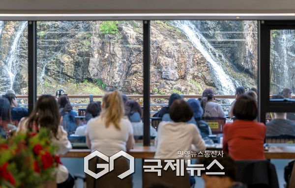 서대문 홍제폭포를 감상하는 카페(CAFE) 폭포 방문객 [사진제공=서대문구청]