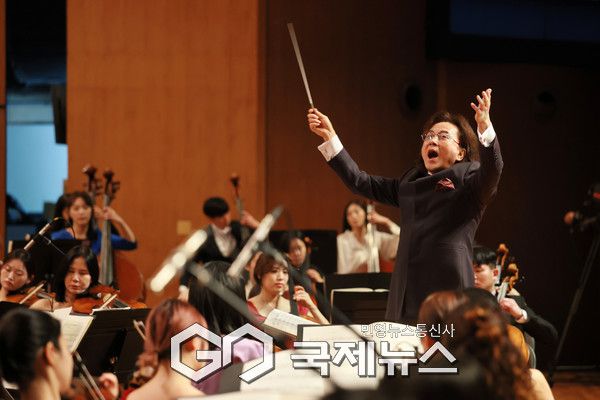 ‘2026년 서대문구 신년인사회’ 후 바로 이어진 신년음악회에서 ‘서대문구 오케스트라 – 함신익과 심포니송’이 연주를 펼치고 있다. [사진제공=서대문구청]