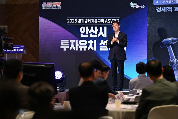 (사진/안산시) 2025. 11. 06. 이민근 안산시장이 2025 로보월드에서 기업 투자유치를 위한 설명회를 진행하고 있다.
