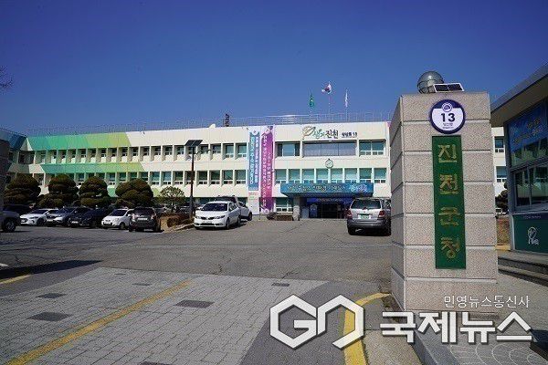 진천군 청사 전경.