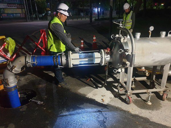 거창군 노후 상수도관 세척작업 자료사진