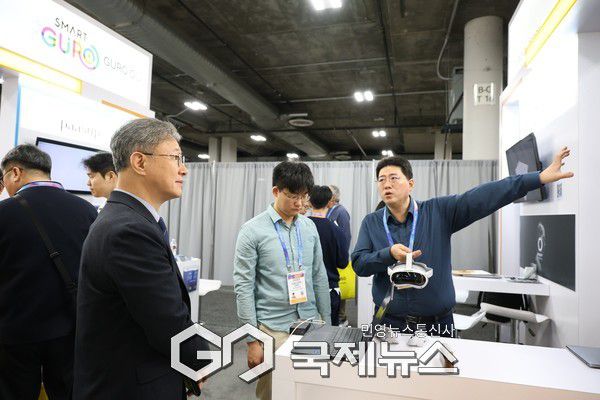 2026년 1월 미국 라스베이거스에서 열린 CES 2026 ‘서울통합관’ 내 ‘구로G밸리관’에서 구로구 기업이 자사 제품 기술을 설명하고 있다. [사진제공=구로구청]