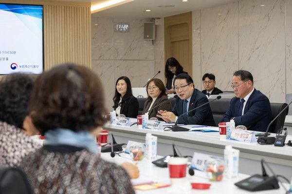 정헌율 익산시장, 송미령 장관에_익산 치킨벨트 건의=1월 15일 여성농업인 정책 간담회(사진=익산시 제공)