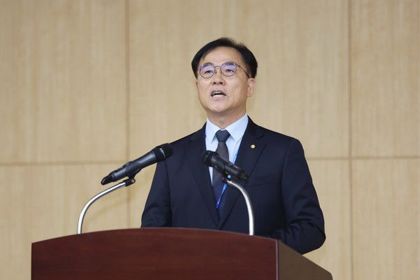 (사진제공=에너지공단) 16일(금) 한국에너지공단 울산 본사 대강당에서 열린 제18대 한국에너지공단 이사장 취임식에서 최재관 공단 신임 이사장이 취임사를 하고 있다.