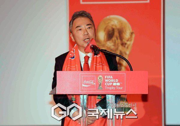 한국 코카-콜라 이준엽 대표가 16일 CGV 용산아리파크몰에서 열린 FIFA 월드컵 트로피 투어 미디어 공개 행사에 환영사를 하고 있다(사진=김병용 기자)