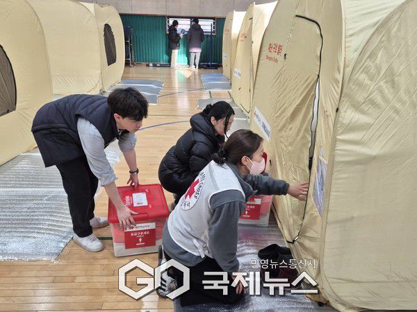 구호품을 이재민에게 전달하는 대한적십자사 관계자들 [사진제공=대한적십자사 서울특별시지사]