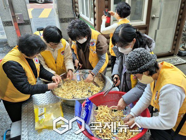 석식 제공을 위해 식자재를 준비하는 대한적십자사 봉사원들 [사진제공=대한적십자사 서울특별시지사]