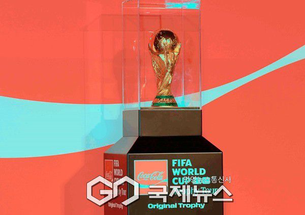 16일 CGV 용산아리파크몰에서 열린 FIFA 월드컵 트로피 투어 미디어 행사에서 공개된 2026 북중미 월드컵 챔피언에게 실제 수여 될 우승 트로피 모습(사진=김병용 기자)
