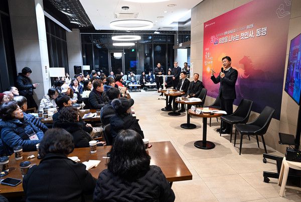 (사진/안산시) 이민근 안산시장이 지난 1월 9일 저녁 해양동 자이2차 스카이라운지에서 열린 '2026 희망을 나누는 첫인사, 동행'에서 인사 발언을 하고 있다.