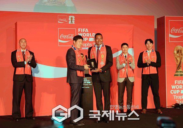 차두리 전 한국대표팀 감독이 16일 CGV 용산아리파크몰에서 열린 FIFA 월드컵 트로피 투어 미디어 공개 행사에서 FIFA 지우베르투 시우바 홍보대사에게 트로피 레플리카 증정식 후 기념 촬영하고 있다(사진=김병용 기자)