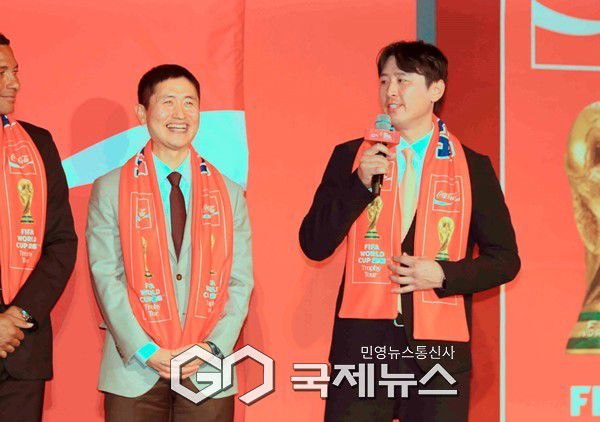 구자철 레드맨골드풋볼 아시아 스포츠 디렉터가 16일 CGV 용산아리파크몰에서 열린 FIFA 월드컵 트로피 투어 미디어 공개 행사에서 자신의 경험담과 축구대표팀에 대한 응원을 보내고 있다(사진=김병용 기자)