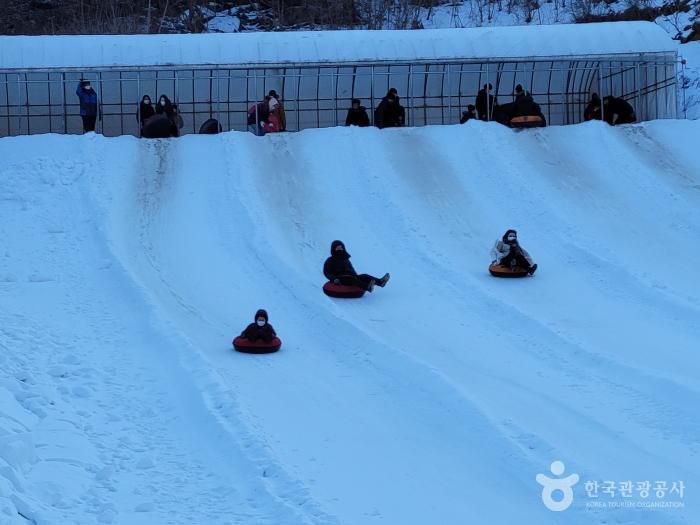 "겨울왕국이 눈앞에" 청양·청송·의정부, 웅장한 빙벽과 얼음 축제 즐기는 법 (사진=한국관광공사)