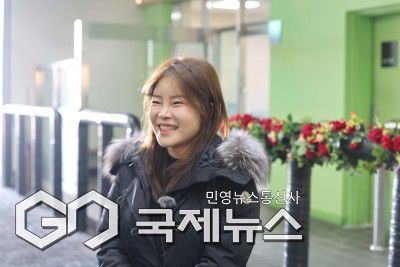 지난 16일, 첫 승을 달성한 김혜선 조교사가 인터뷰를 하고 있다