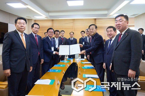 13개 시군 협력체 시장·군수, 5차 국가계획 반영 공동 건의문 제출 모습.(제공=증평군청)