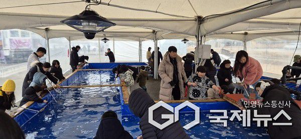 제천비행장 눈썰매장 빙어 잡기 체험 모습(사진=제천시)