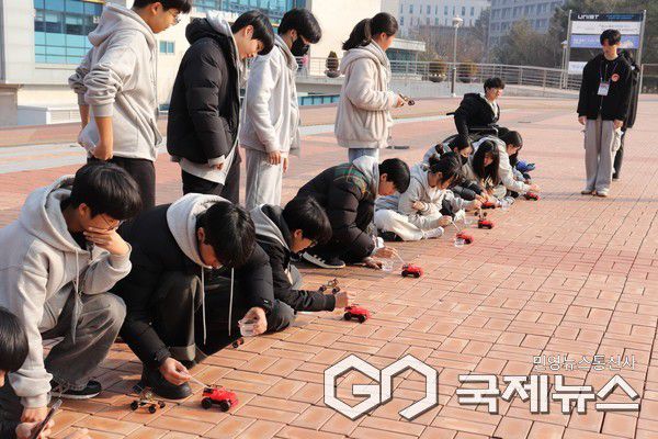 (사진제공=UNIST ) 지난해 열린 'UNIST 울주군 과학 멘토링' 프로그램에 참여하고 있는 학생 모습