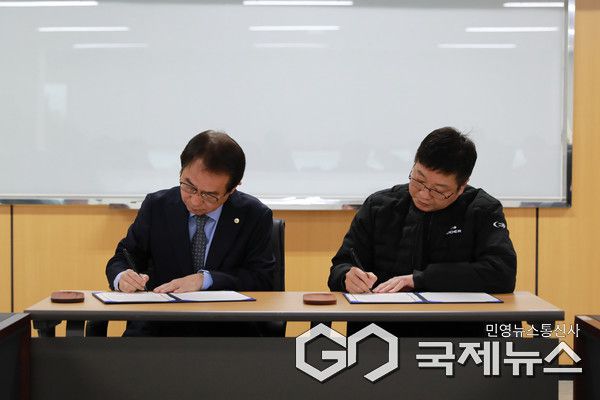 (사진제공=울산항만공사) 노사가 '안전보건방침 선포문에 서명하고 있다.