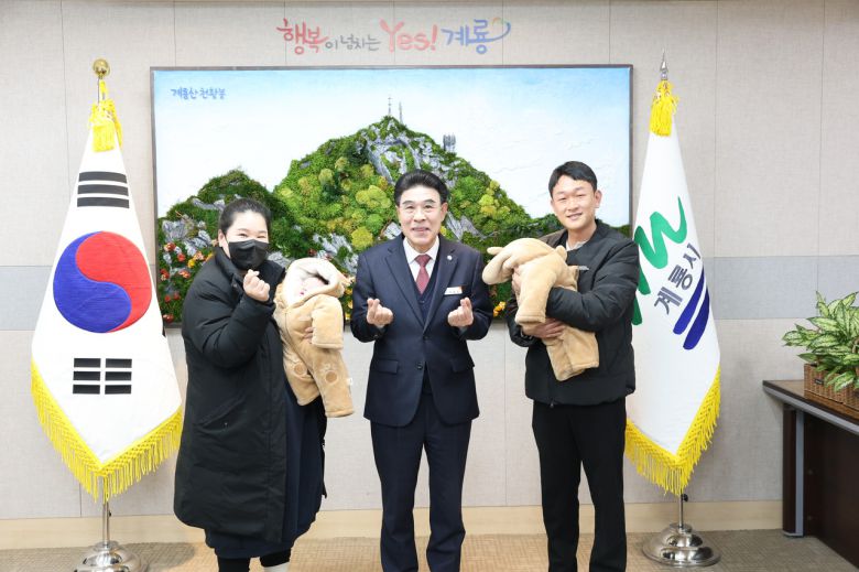 출생의 기쁨을 나누는 이응우 시장과 탄생 아기 (게룡시)