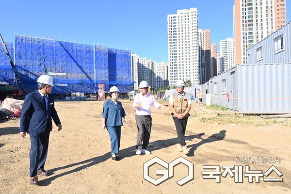 이현재 하남시장(오른쪽 두 번째)과 오성애 광주하남교육지원청 교육장(왼쪽 두 번째)이 지난 2025년 9월 한홀중학교 공사 현장을 점검하고 있다.(사진=하남시)