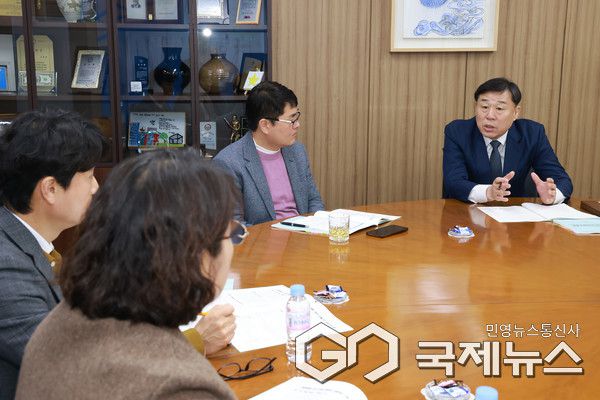 (사진제공=동구) 김종훈 동구청장이 19일 구청장실에서 기획예산실과 경제정책국을 시작으로 2026년도 주요업무계획 보고회를 하고 있다.