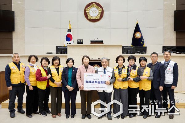 유진선 의장이 이재정 대한적십자 경기도지사 회장에게 2026년도 적십자 특별회비를 전달했다.(사진=용인시의회)