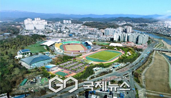 영주시민운동장 전경사진과 체육시설 확충 조감도(영주시 제공)
