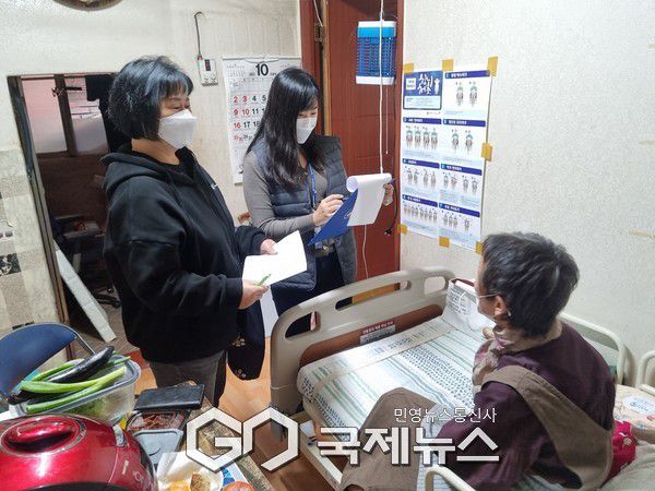 양천구 ‘우리동네돌봄단’이 독거어르신을 방문해 안부를 확인하고 있는 모습 [사진제공=양천구청]